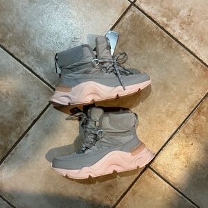 NWT Sorel Kinetic Renegade Dove/Peach Blossom 8/39